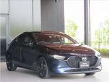 車に生き物のような生命感を感じさせる、動きのある「魂動」デザイン 生命感あふれる表情のフロントマスクと、フロントからリヤまでしっかりと通った軸でどこから見ても破綻のないデザインをしています!