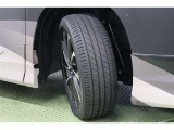 タイヤサイズ 205/55R17。切削光輝+ダークグレーメタリック塗装で力強く立体的なデザインの純正アルミホイールを装着。足元をアグレッシブに引き締めてくれ、しっかりした走りも楽しめます。