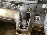 シフトはインパネシフト、パーキングブレーキは電子制御なので運転席と助手席の間はすっきりしています。