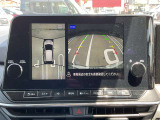 【アラウンドビューモニター装備】 バックカメラによる後方の確認だけでなく4つのカメラで真上から見ている様に周囲360度を写し出し、自車周辺の詳細な状況を確認出来ます。狭い場所での取り回しも安心です。