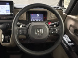ハンドルにHondaセンシング系のクルーズコントロールやレーンキープアシストなどのスイッチと、オーディオの操作スイッチが装備されています。ハンドルから手を離さず安全に操作できます。
