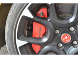 フロントブレーキにはBremboレッドブレーキキャリパーを装備致します。