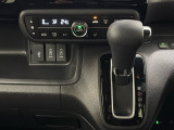 CVT車のセレクトレバーです。低速から高速まで、変速ショックのないスムーズな走りを実現するとともに、エンジン効率のよい領域を維持することで燃費にも貢献します。