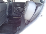◆チップアップ&ダイブダウン機構付【ULTR SEAT】は後席座面を左右分割で跳ね上げることができます。トランクで積載できない背の高い荷物をラクラク収納できます。ホンダ車ならではの人気装備です。