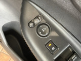 狭い駐車場で便利な電動格納ドアミラーが付いています。