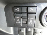 電動スライドドアのスイッチで車内からもスライドドアの開閉ができます。イージークローザー機能で半ドアになることも防止してくれます。
