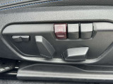 運転席メモリー付きフロント電動シート装備。