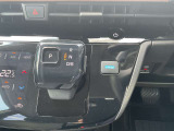 サイドブレーキはスタイリッシュな電動パーキング!さらに停車時に便利なオートホールド機能付き。