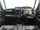 ◆インテリアパネル◆視界広々で非常に運転しやすくロングドライブでも疲れを感じさせないすっきりとまとまったインパネ周りです。