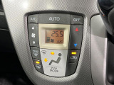 【オートエアコン】一度お好みの温度に設定すれば、車内の温度を検知し風量や温度を自動で調整。暑い&hellip;寒い&hellip;と何度もスイッチ操作をする必要はありません。快適な車内空間には必須の機能ですね♪