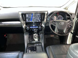 運転席周りのレイアウトをご覧ください。ナビゲーションが綺麗に装着されすっきり収まってますね!