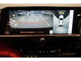 【全方位カメラ】 車の前後左右に取り付けられたカメラで、視線やバックモニターでは死角となる前方や真横も確認できます。狭い駐車スペースもスムーズに駐車できます。