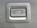 【パワーバックドア】スマートキーや運転席のボタンを押すだけでリアゲートが自動で開閉します!荷物を持っている時や、高い位置にあるバックドアを閉める際に便利な機能です♪
