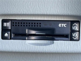 【ETC】有料道路を利用する際に料金所で停止することなく通過できる、ETC車載器(ノンストップ自動料金収受システム機器)が装備されています。セットアップを行うことで利用可能になります。