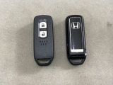 スマートキーを装備しています。鍵を差し込むことなくドアロックの開け閉めと、スタートボタン操作でのエンジンスタートができます。スペアキーも同じものを用意しております。