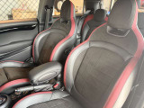 MINIのシートは体を包み込むようなデザインになっているので長時間運転しても疲れにくい設計です。