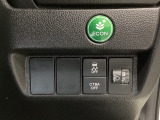 ハンドルの右側にはヘットライトリベライザーとVSA(ABS+TCS+横滑り抑制)の解除スイッチがついています。ヘッドライトリベライザーは道路状況や積荷の加重に応じてライトの高さを調節できます。