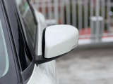 狭い駐車場でも安心。スイッチ操作だけでドアミラーの格納展開が可能。電動格納式リモコンドアミラー!