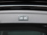 オートマチックテールゲート付き。アドバンストキーのボタンの長押し、運転席のドアのスイッチで開閉できます。