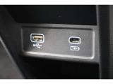 USBオーディオ用ソケットがついていますので携帯電話などを接続すれば音楽等の再生が可能です!充電用ソケットもございます!