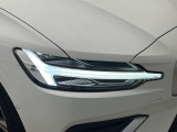【LEDヘッドライト】明るく眩しいハイビームを先行車や対向車に照射しないオートハイビームを備えたLEDヘッドライト。北欧神話に登場するトールハンマーをモチーフにした、一目でボルボとわかるデザイン。