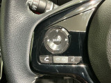 ステアリングにオーディオ操作スイッチが付いています。オーディオ画面に直接タッチしなくても操作が出来ますので、運転に集中できます。