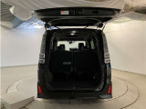 バックドアを上げた状態です。シートのアレンジ次第で荷室のスペースが変わります!用途に合わせて快適な室内を?