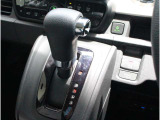 操作性に優れた運転席となります!小物入れや各ボタンの配置にこだわり、使いやすいです!座り心地もよく視認性も良好なのでロングドライブもお任せ下さい!