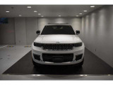 Jeep伝統の7スロットグリルが存在感ありますね。