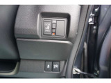 片側電動スライドドア付。通常のドアに比べて、車のボディーに対し平行に開閉し、開けてもスペースを取りません。出入り口が大きいドアはお子様のいるご家庭はもちろん、混んだ駐車場でも大活躍です!