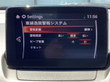 約40キロ以上での走行時、フロントガラスに設置したカメラで車線を認識し、車両がその線を踏み越える可能性があると判断すると、警報音でドライバーに注意を促します。
