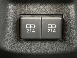 リヤ充電用USB端子付き。スマートフォンなどの充電に便利です。