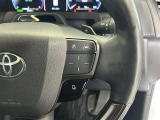 前方の車との車間を設定し、スピードを上げたり緩めたりを自動で行ってくれる追尾式の「レーダークルーズ」。上級装備の一つです!高級車にしかつかない嬉しい機能です。