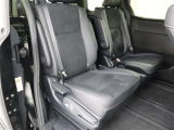 リアシートも厚く、長時間の移動もらくらくです!車種によってはラゲージスペースやトランクへのアクセスも可能!乗り心地・使い勝手共に充実です!!
