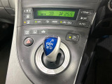 【オートエアコン】一度お好みの温度に設定すれば、車内の温度を検知し風量や温度を自動で調整。暑い&hellip;寒い&hellip;と何度もスイッチ操作をする必要はありません。快適な車内空間には必須の機能ですね♪
