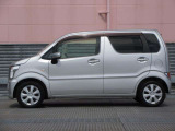 純正ホイールカバーで全体的にデザインがまとまっています。車も人も、オシャレはまずは足元からですね。