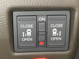 リアドアは乗り降りに便利な両側電動スライドドアです。また運転席に座っていながらスイッチ操作で自在にスライドドアを開け閉めできます。