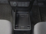 センターフロアトレイ。ティッシュ箱を置いた下にも携帯電話などを収納できる空間があります。さり気ない気遣いを感じられます。