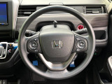 インテリアに合わせたデザインのステアリングは、運転される方のことも考え、運転しやすい形状、大きさです。是非一度、実際に触ってお確かめください。