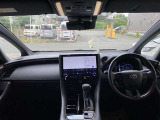 ブラックを基調とした内装で、落ち着いた印象です。