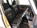 運転席の座面高さを調整できるシートリフターが付いています。フロントシートはベンチシートを採用で、座面も広く使い勝手もいいですよ♪