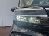 【LEDヘッドライト】悪天候や夜間走行時も良好な視界を確保し安心して運転できる高輝度LEDヘッドライトを装備!点灯速度が早く、消費電力も抑えられています。