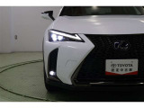 L字型クリアランスランプが華やかな三眼式ヘッドライトはLED。汚れや積雪を取り除いてくれるヘッドライトウォッシャー付です。オートライト、オートハイビームも搭載。面倒なヘッドライトの切替えは不要です。