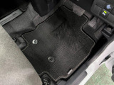 痛みの出やすい運転席シートの角、フロアマット、座面、ともに良好です