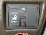 左側電動スライドドアは運転席からでも操作ができるように、ハンドル付近に開閉の操作スイッチが付いています。