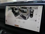 サラウンドカメラ(360&deg;カメラ)『車載のカメラを駆使し、車を真上から見下ろしている映像に変換、センターディスプレイに表示させ、安全な駐車をサポート。縦列駐車や狭い場所への駐車に大きく役立ちます。』