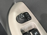 狭い駐車場で便利な電動格納ドアミラーが付いています。