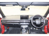 操作性に優れた運転席となります!小物入れや各ボタンの配置にこだわり、使いやすいです!座り心地もよく視認性も良好なのでロングドライブもお任せ下さい!