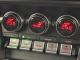 【左右独立型フルオートエアコン】運転席と助手席でそれぞれお好みの温度に設定可能。同乗者にも配慮した、快適な空調をお届け致します。