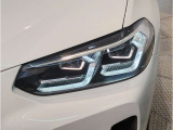 【LEDヘッドライト】先進のLEDテクノロジーを採用。放射される白色光の周波特性は太陽光に近く、バイキセノン・ヘッドライトを上回るコントラストで更に明るく輝きます!